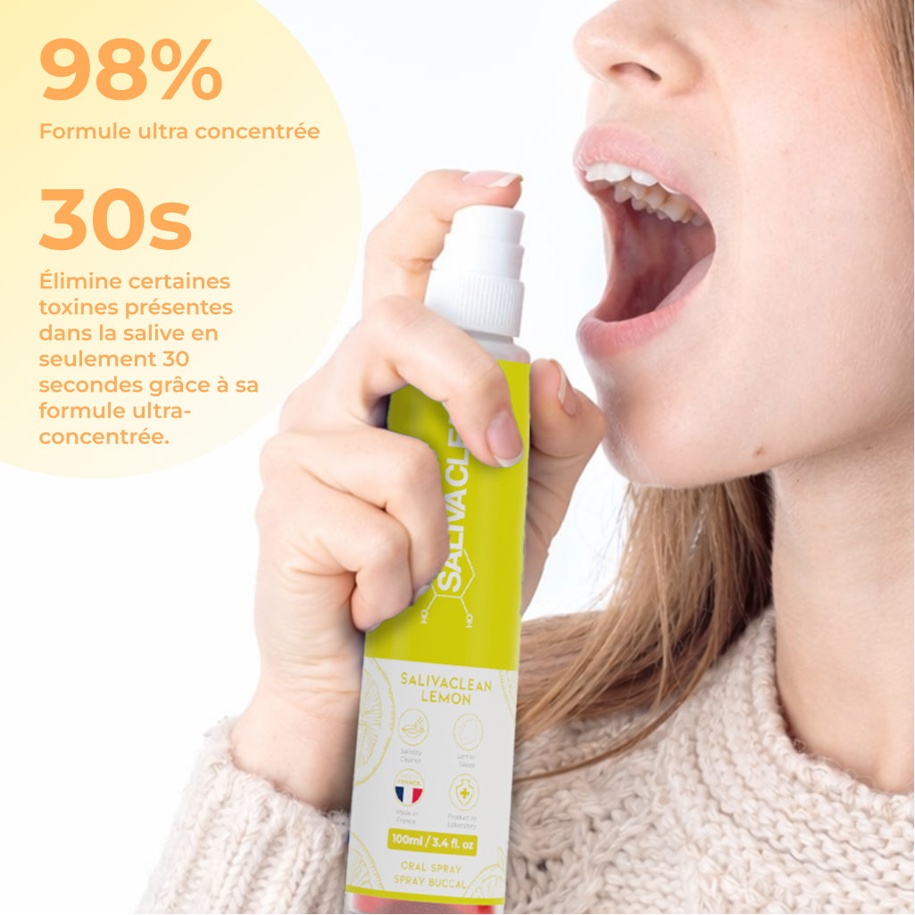 Spray buccal SalivaClean tenu en main
format compact
